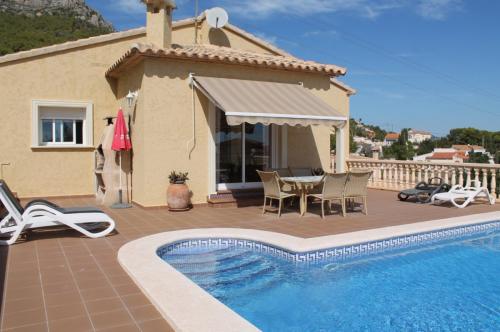 SPRZEDANE Willa w Calpe, z widokiem na morze, 4 sypialnie (ref.0017)